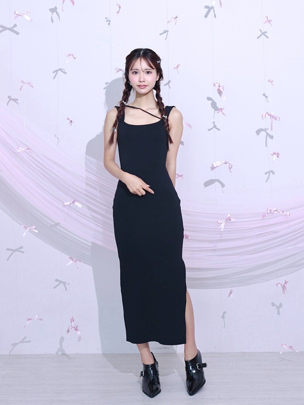 ブラック系のワンピース、ブラック系のパンプスを着用したレディースの秋コーディネートの5枚目の写真