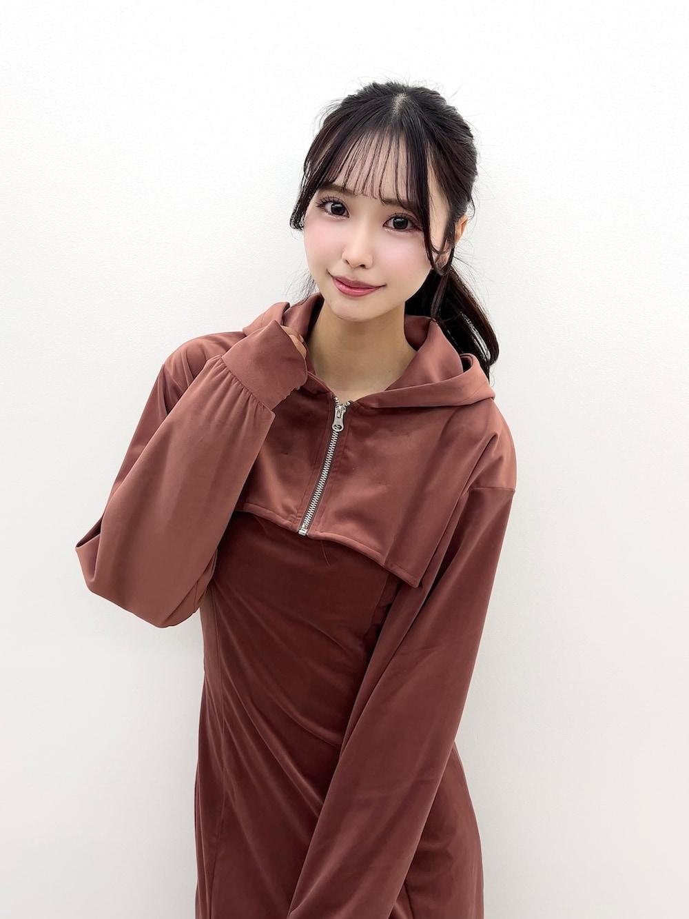 ピンク系のワンピースを着用したレディースの冬コーディネートの4枚目の写真