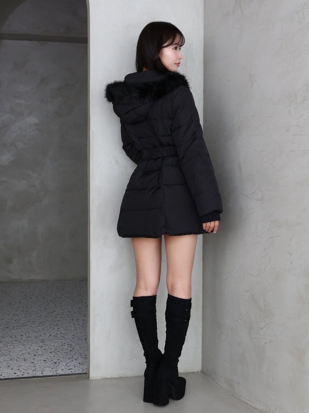 ブラック系のダウンジャケット/コート、ブラック系のブーツを着用したレディースの秋コーディネートの2枚目の写真