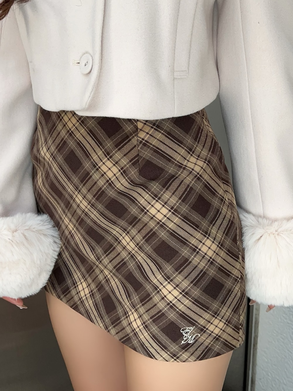 ホワイト系のその他アウター、イエロー系のスカート、ホワイト系のブーツを着用したレディースの秋コーディネートの7枚目の写真