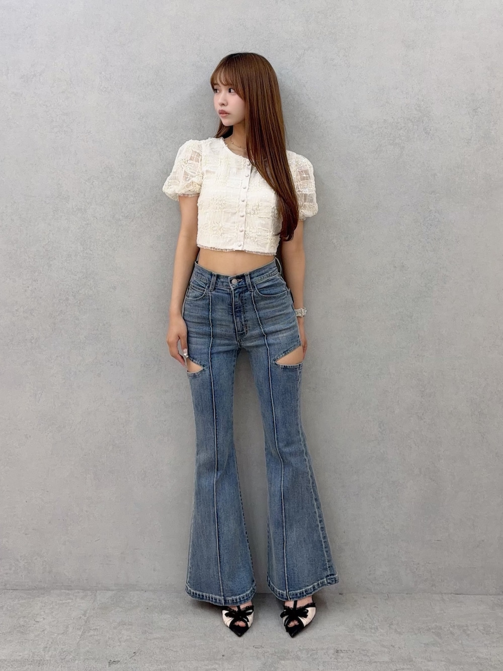 ブルー系のデニムパンツ、ホワイト系のシャツ/ブラウスを着用したレディースの夏コーディネートの2枚目の写真