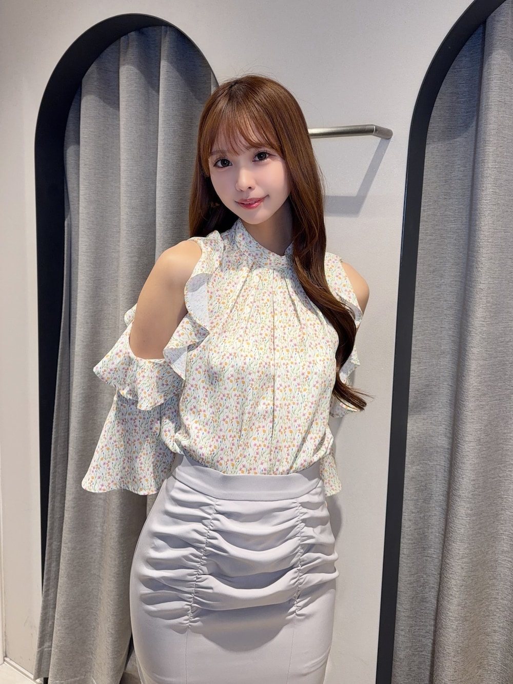 グレー系のスカート、イエロー系のシャツ/ブラウス、ホワイト系のブーツを着用したレディースの春コーディネートの5枚目の写真