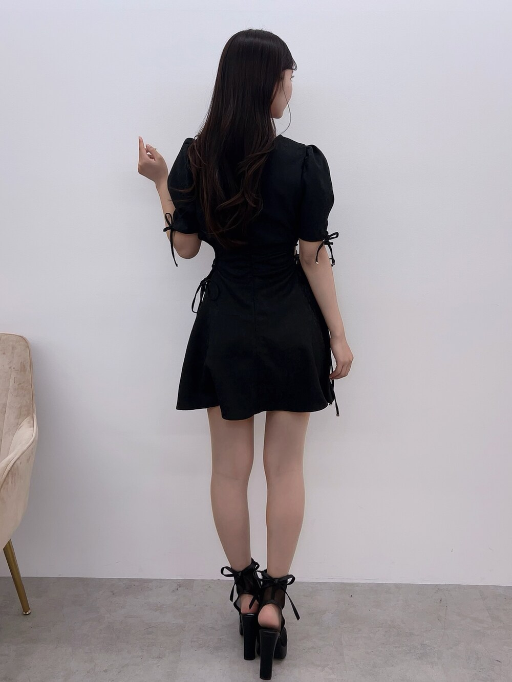 ブラック系のワンピース、ブラック系のサンダルを着用したレディースの春コーディネートの3枚目の写真