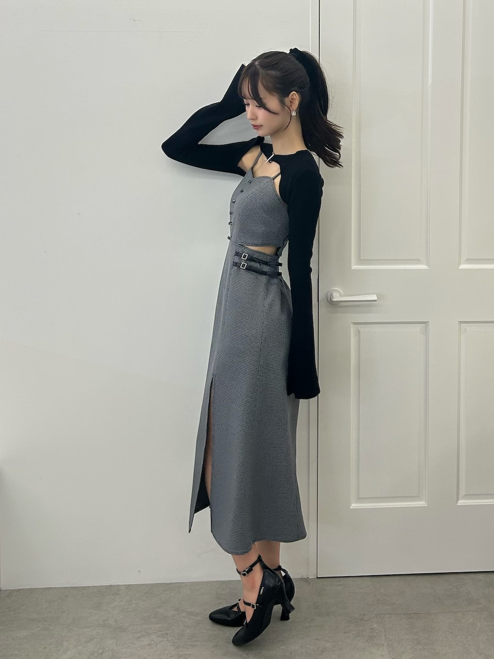 その他のワンピース、ブラック系のパンプスを着用したレディースの夏コーディネートの2枚目の写真