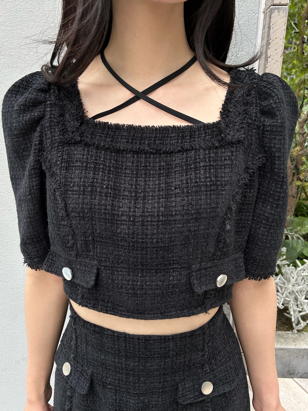 ブラック系のシャツ/ブラウス、ブラック系のスカート、ブラック系のサンダルを着用したレディースの春コーディネートの4枚目の写真