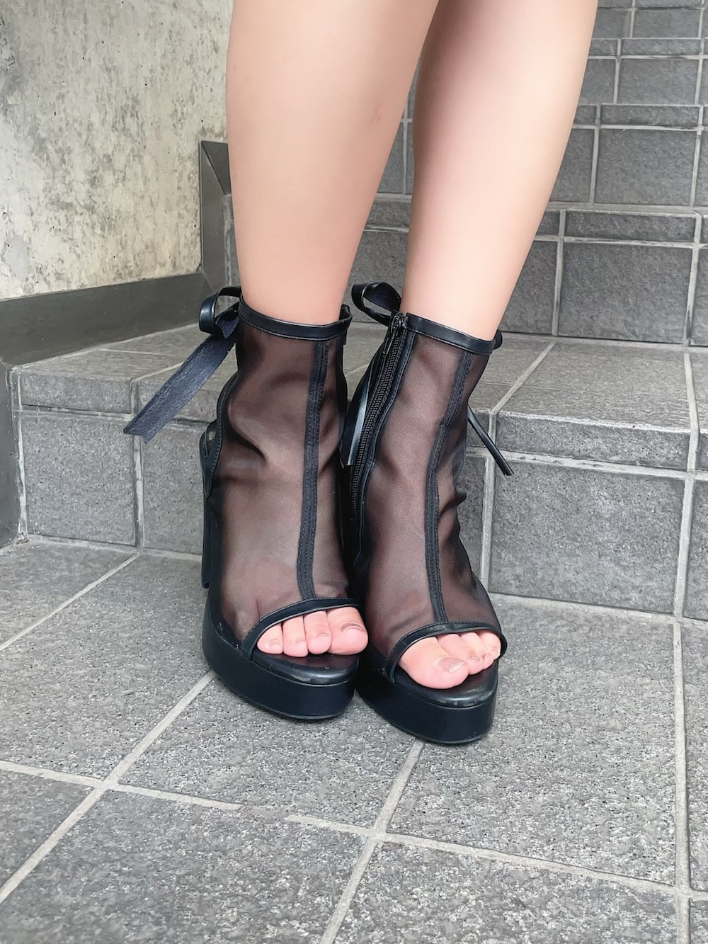 ブラック系のワンピース、ブラック系のサンダル、ホワイト系のショルダーバッグを着用したレディースの夏コーディネートの8枚目の写真
