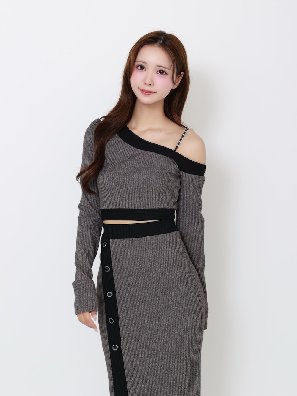 グレー系のTシャツ/カットソー、グレー系のスカート、ブラック系のブーツを着用したレディースの冬コーディネートの6枚目の写真