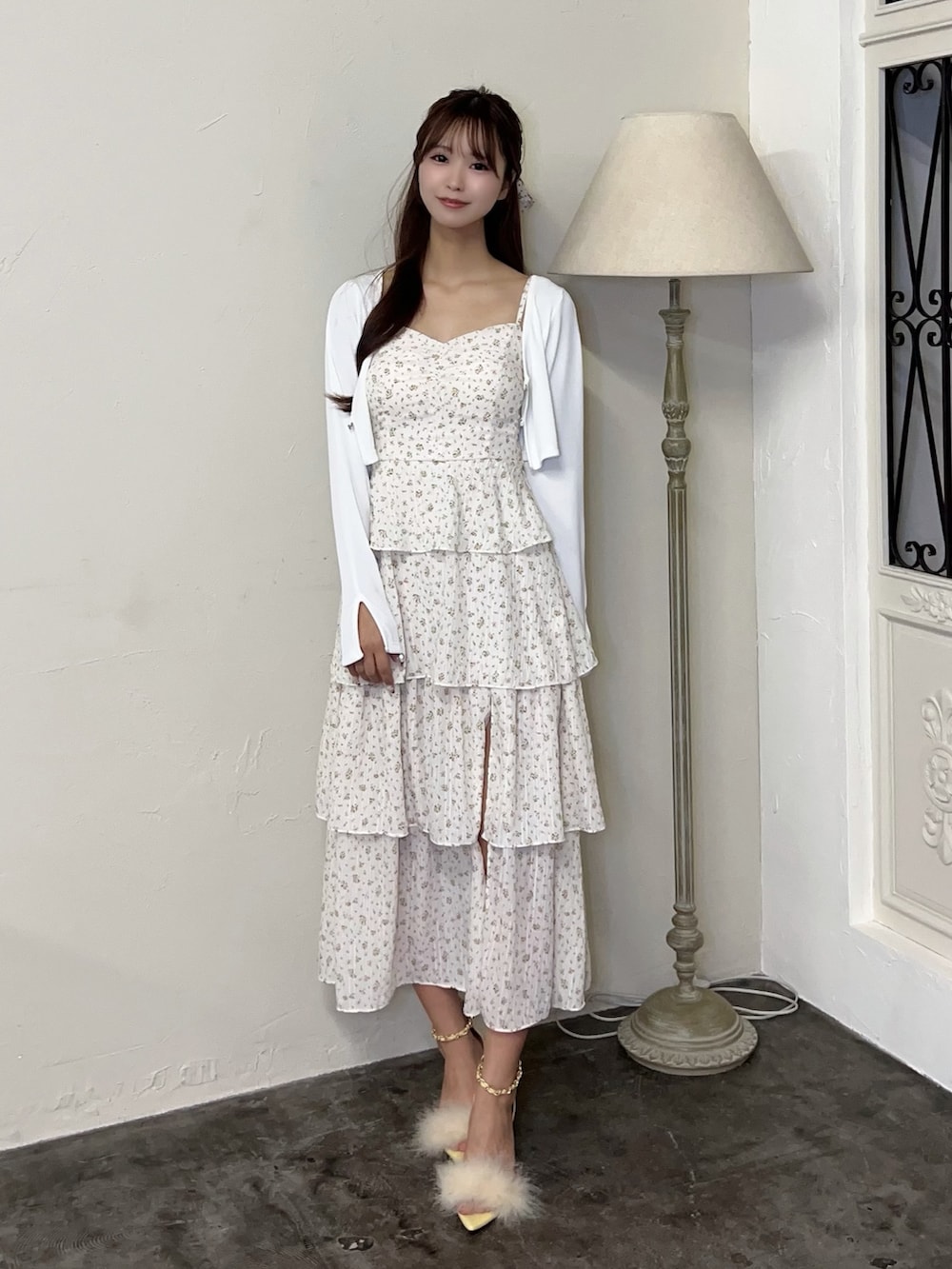 ホワイト系のワンピース、ホワイト系のTシャツ/カットソー、イエロー系のサンダルを着用したレディースの春コーディネートの2枚目の写真