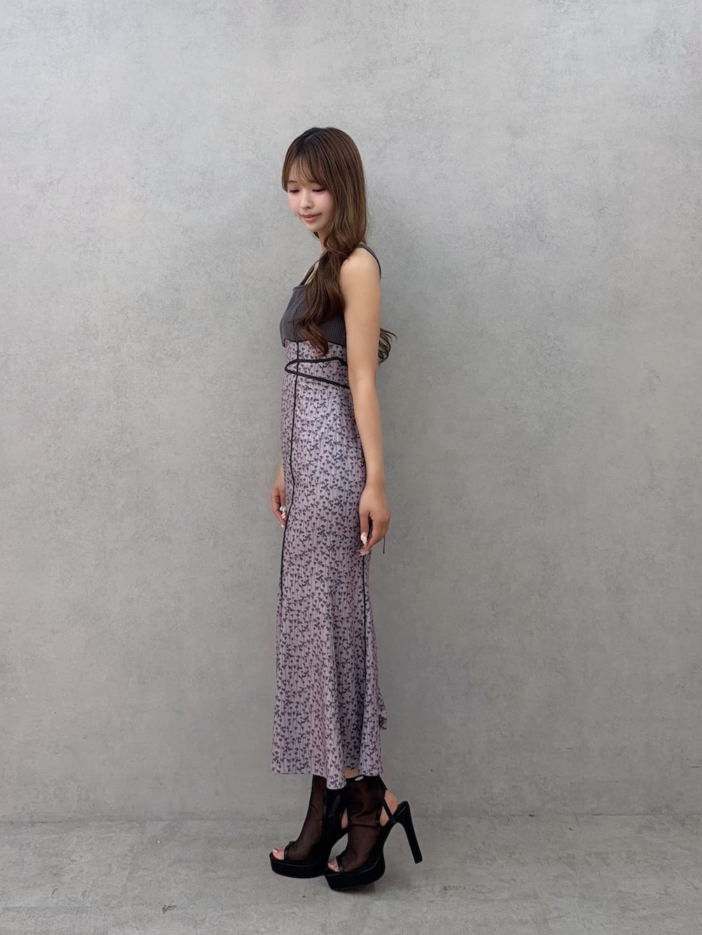 パープル系のワンピース、ブラック系のサンダル、ブラック系のカーディガン/ボレロを着用したレディースの夏コーディネートの3枚目の写真