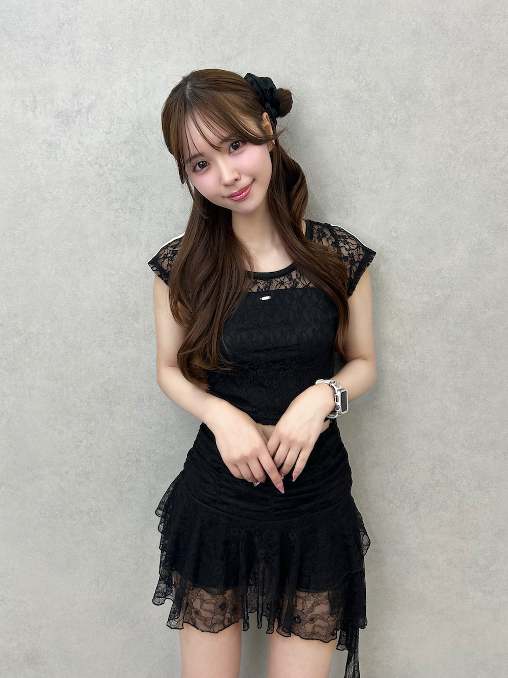 ブラック系のスカート、ブラック系のTシャツ/カットソー、ブラック系のサンダルを着用したレディースの夏コーディネートの4枚目の写真