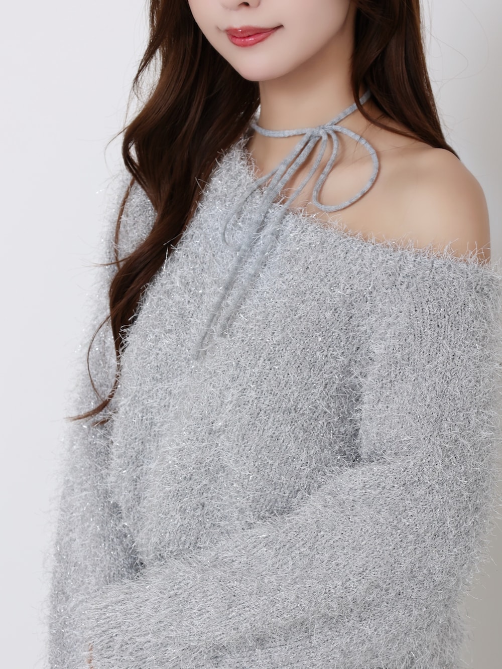 グレー系のニット/セーター、ブラック系のデニムパンツを着用したレディースの冬コーディネートの6枚目の写真