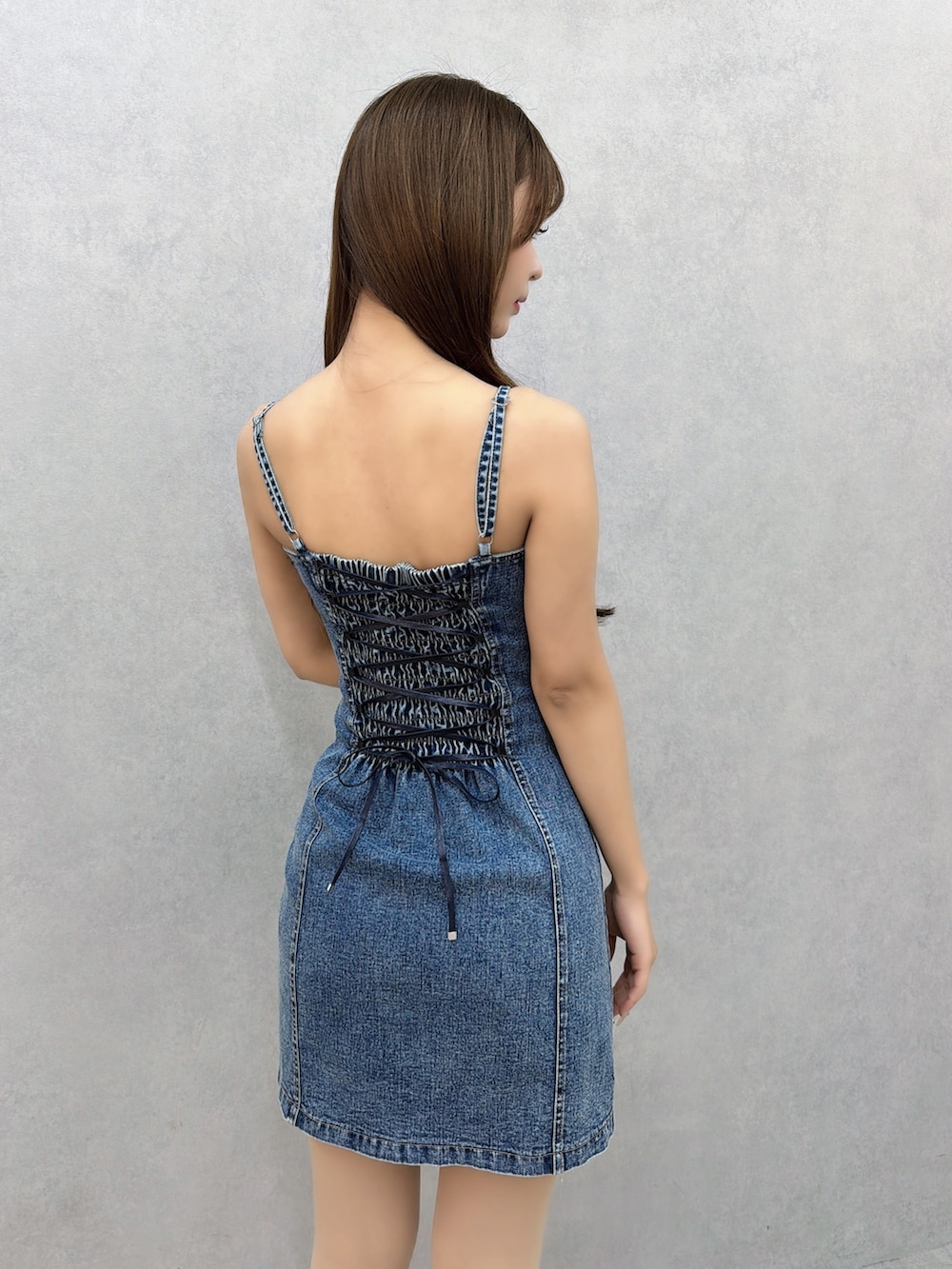 ブルー系のワンピース、ホワイト系のサンダルを着用したレディースの春コーディネートの8枚目の写真