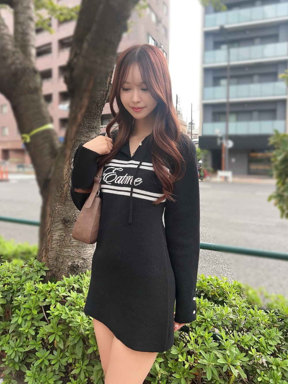 ブラック系のブーツ、ブラック系のワンピース、ブラウン系のショルダーバッグを着用したレディースの秋コーディネートの5枚目の写真