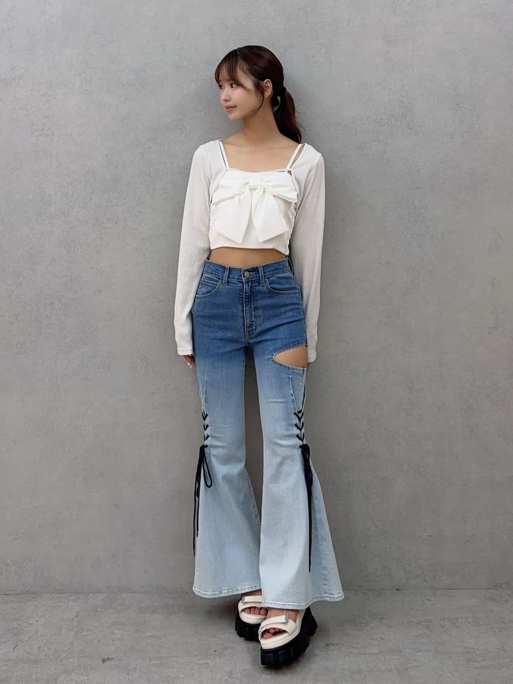その他のデニムパンツ、ホワイト系のシャツ/ブラウス、ホワイト系のサンダルを着用したレディースの夏コーディネートの2枚目の写真