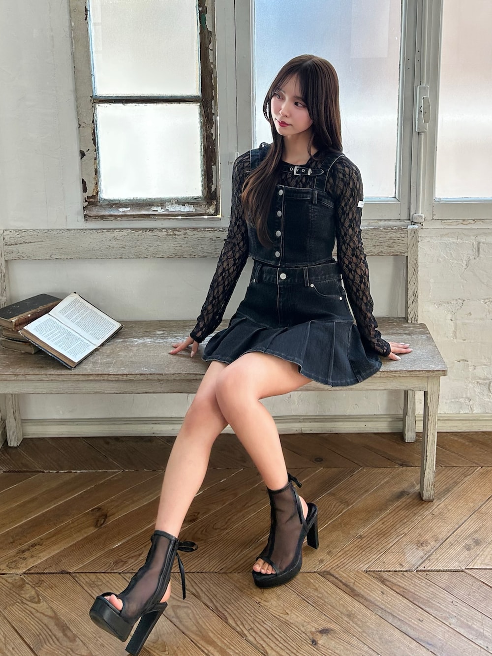 ブラック系のキャミソール、ブラック系のデニムスカート、ブラック系のTシャツ/カットソーを着用したレディースの春コーディネートの4枚目の写真