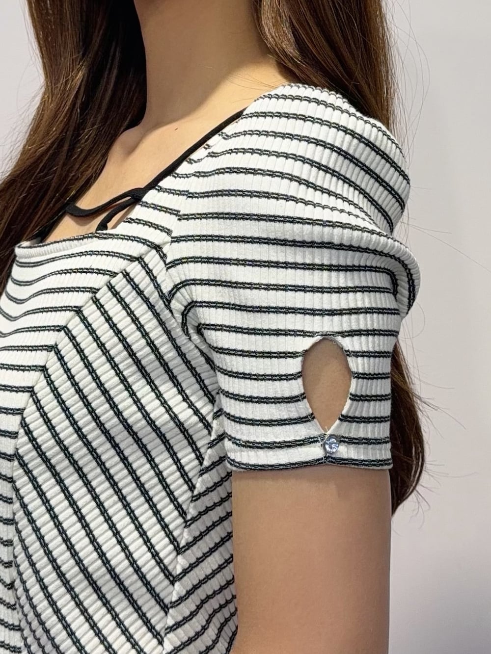 ブラック系のデニムスカート、その他のTシャツ/カットソー、ブラック系のサンダルを着用したレディースの春コーディネートの7枚目の写真