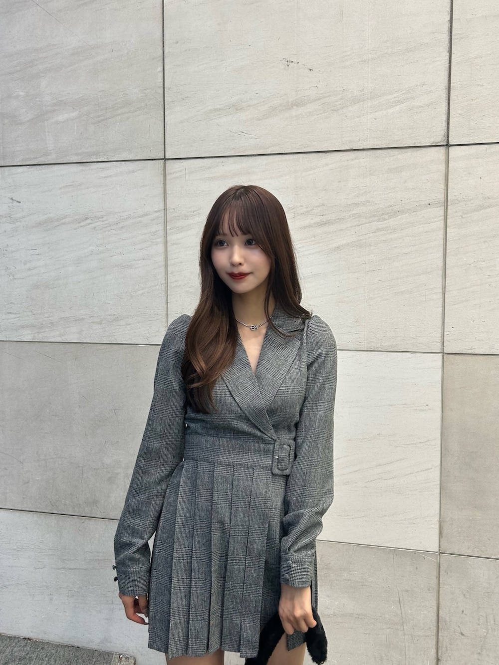 「秋冬コーデ、冬コーデ、プリーツスカート、ワンピース、ミニ丈、ロングブーツ、ファーバッグ、冬アウター、ダウンジャケット、ダウンコート、きれいめカジュアル、ブラック、おでかけコーデ」｜「EATMEのレースアップロングブーツ（ブーツ、ブラック系）」を使った、奈緒さん（レディース・162cm）の秋コーディネートの3枚目の写真
