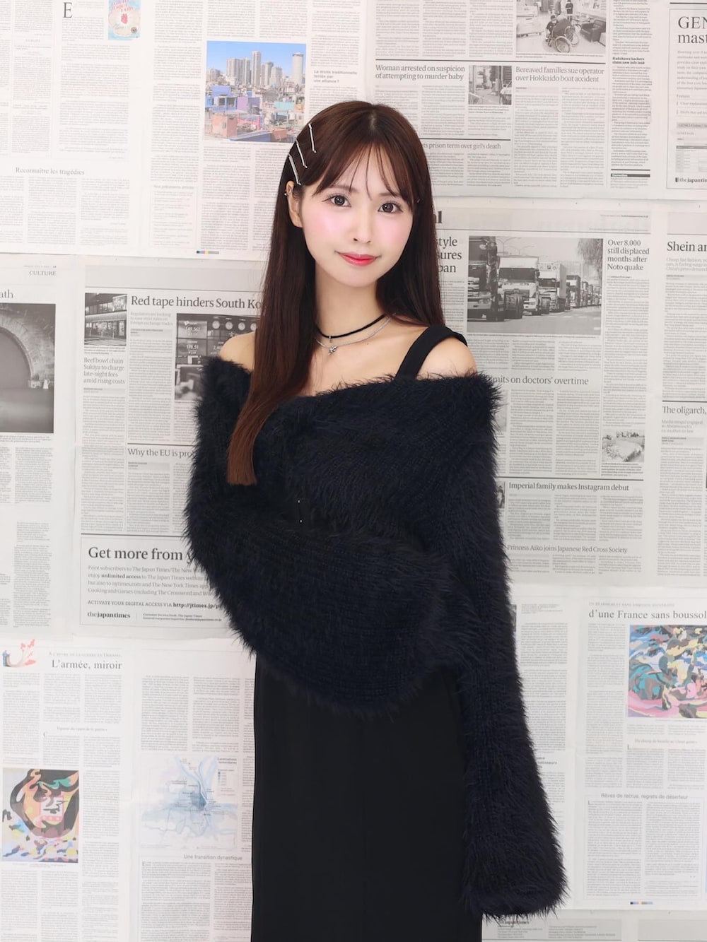 ブラック系のワンピース、ブラック系のパンプス、シルバー系のネックレスを着用したレディースの夏コーディネートの4枚目の写真