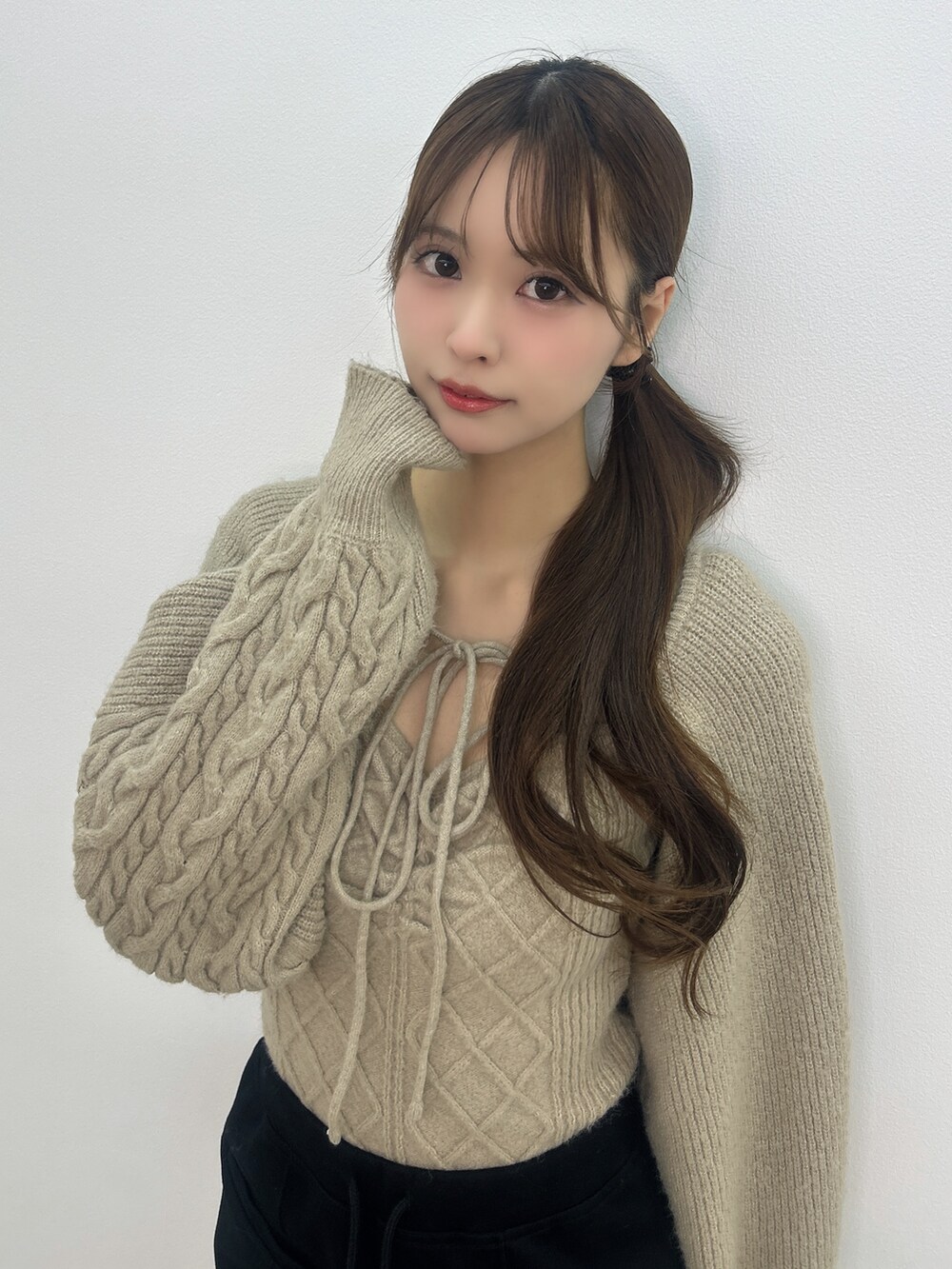 ブラック系のその他パンツ、ベージュ系のニット/セーター、ブラック系のブーツを着用したレディースの冬コーディネートの6枚目の写真