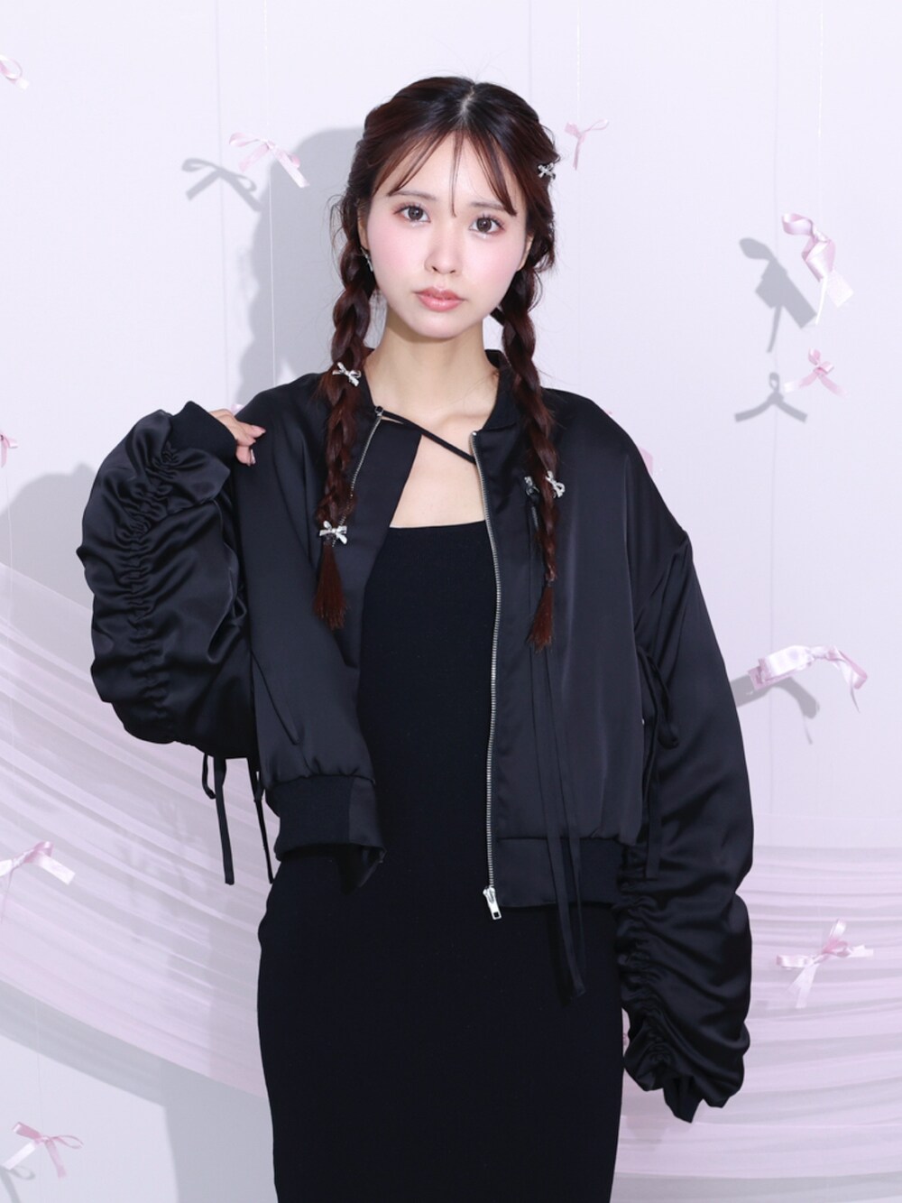 ブラック系のブルゾン、ブラック系のワンピース、ブラック系のブーツを着用したレディースの冬コーディネートの2枚目の写真