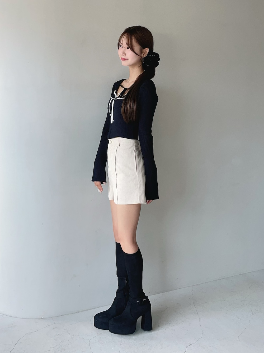 ホワイト系のその他パンツ、ブラック系のニット/セーター、ブラック系のブーツを着用したレディースの秋コーディネートの3枚目の写真