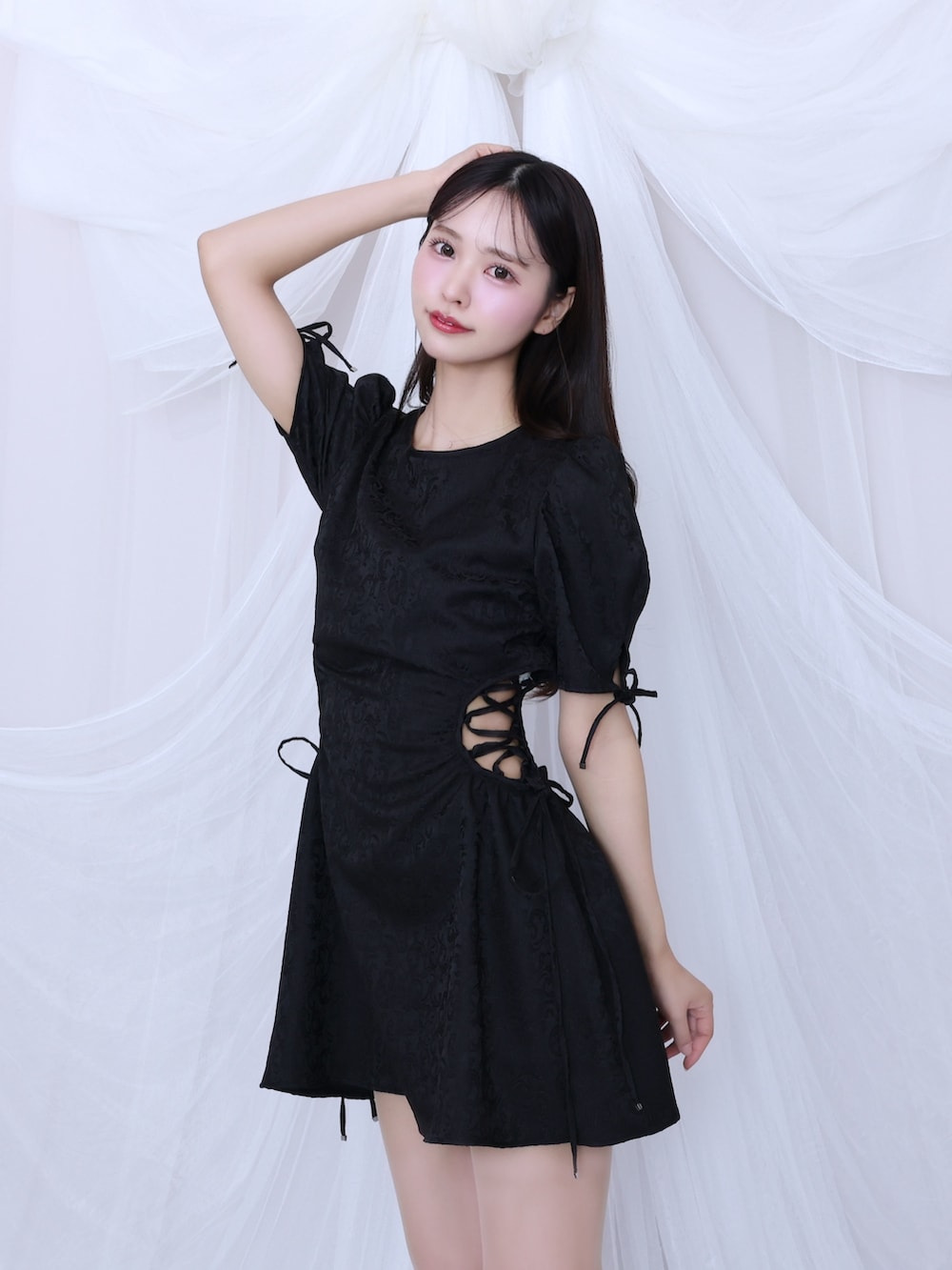 ブラック系のワンピース、ブラック系のサンダルを着用したレディースの春コーディネートの3枚目の写真