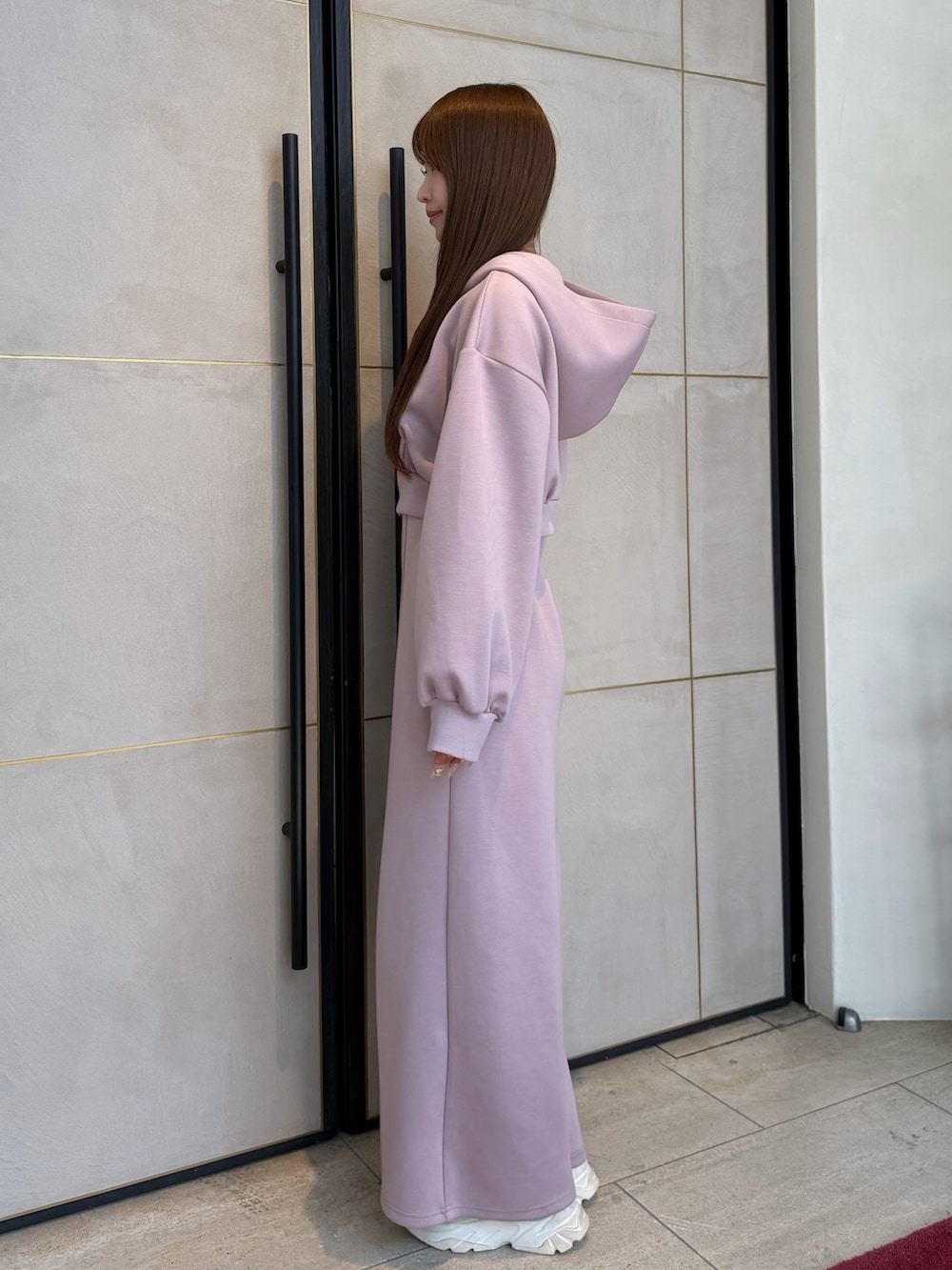 ピンク系のその他パンツ、ピンク系のパーカーを着用したレディースの春コーディネートの3枚目の写真