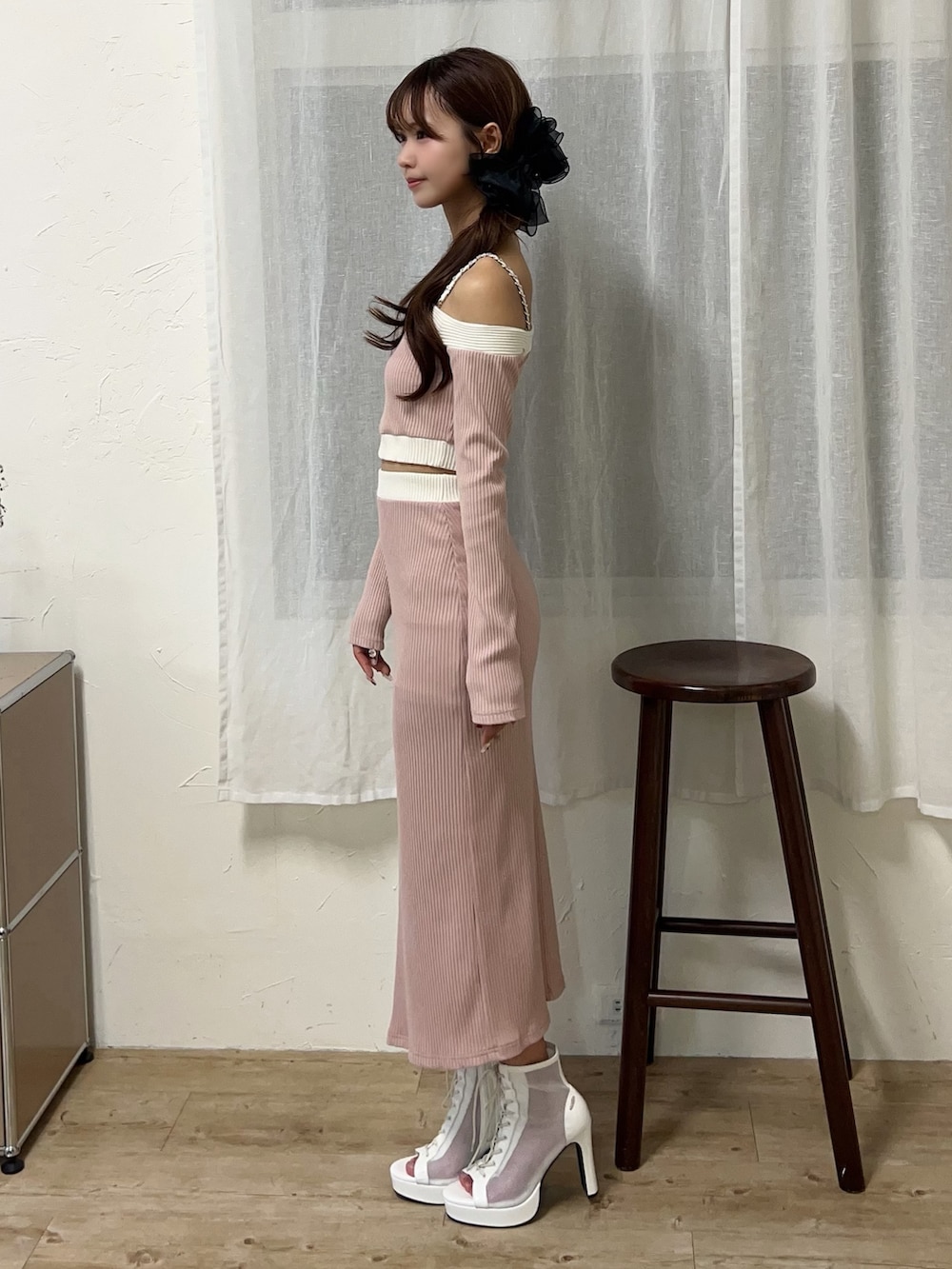 ピンク系のスカート、ピンク系のTシャツ/カットソー、ホワイト系のブーツを着用したレディースの冬コーディネートの3枚目の写真