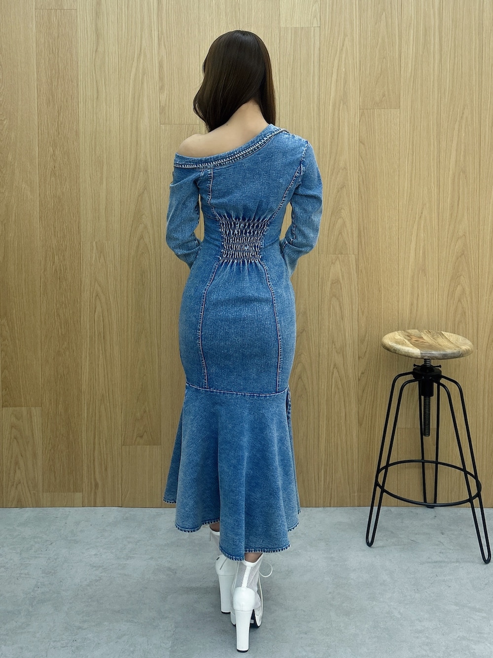 ブルー系のワンピース、ホワイト系のブーツを着用したレディースの冬コーディネートの4枚目の写真