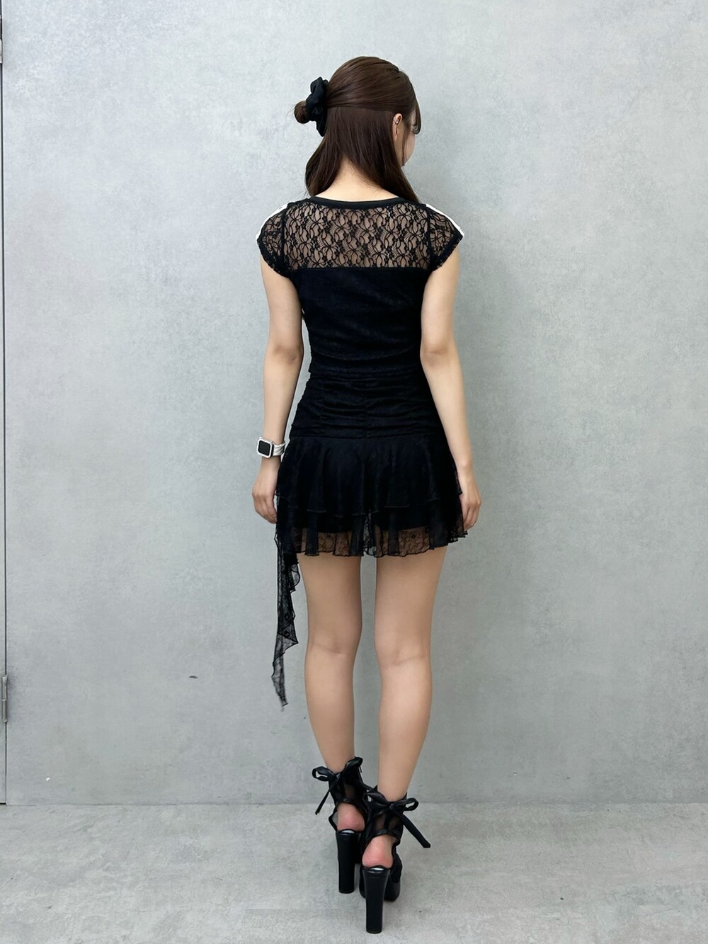 ブラック系のスカート、ブラック系のTシャツ/カットソー、ブラック系のサンダルを着用したレディースの夏コーディネートの3枚目の写真