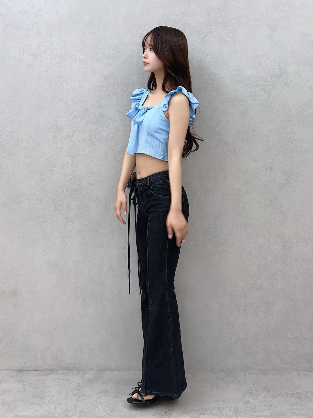 ブルー系のシャツ/ブラウス、ブラック系のデニムパンツ、ブラック系のサンダルを着用したレディースの春コーディネートの2枚目の写真