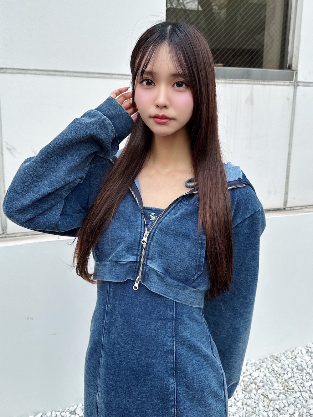 ブルー系のワンピース、ブルー系のパーカー、ブラック系のブーツを着用したレディースの春コーディネートの4枚目の写真