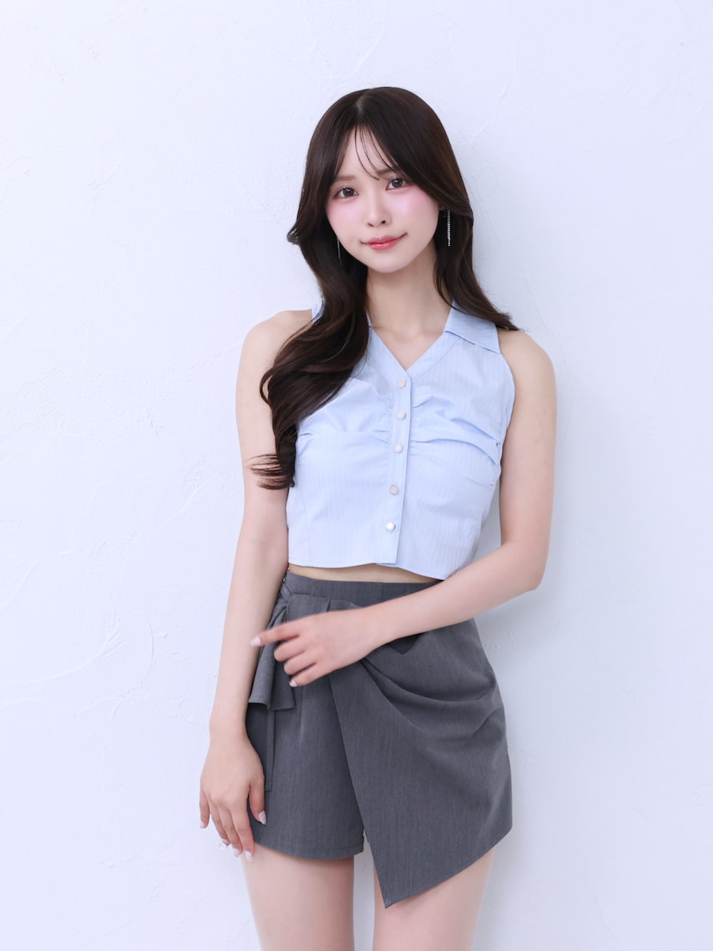 グレー系のその他パンツ、ブルー系のシャツ/ブラウス、ホワイト系のサンダルを着用したレディースの春コーディネートの3枚目の写真