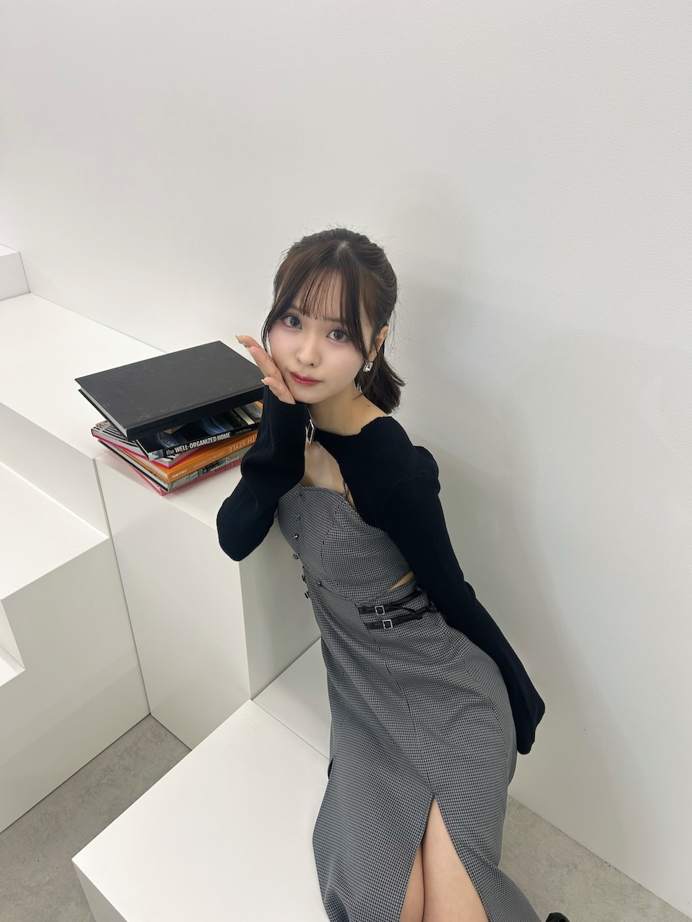 その他のワンピース、ブラック系のパンプスを着用したレディースの夏コーディネートの5枚目の写真