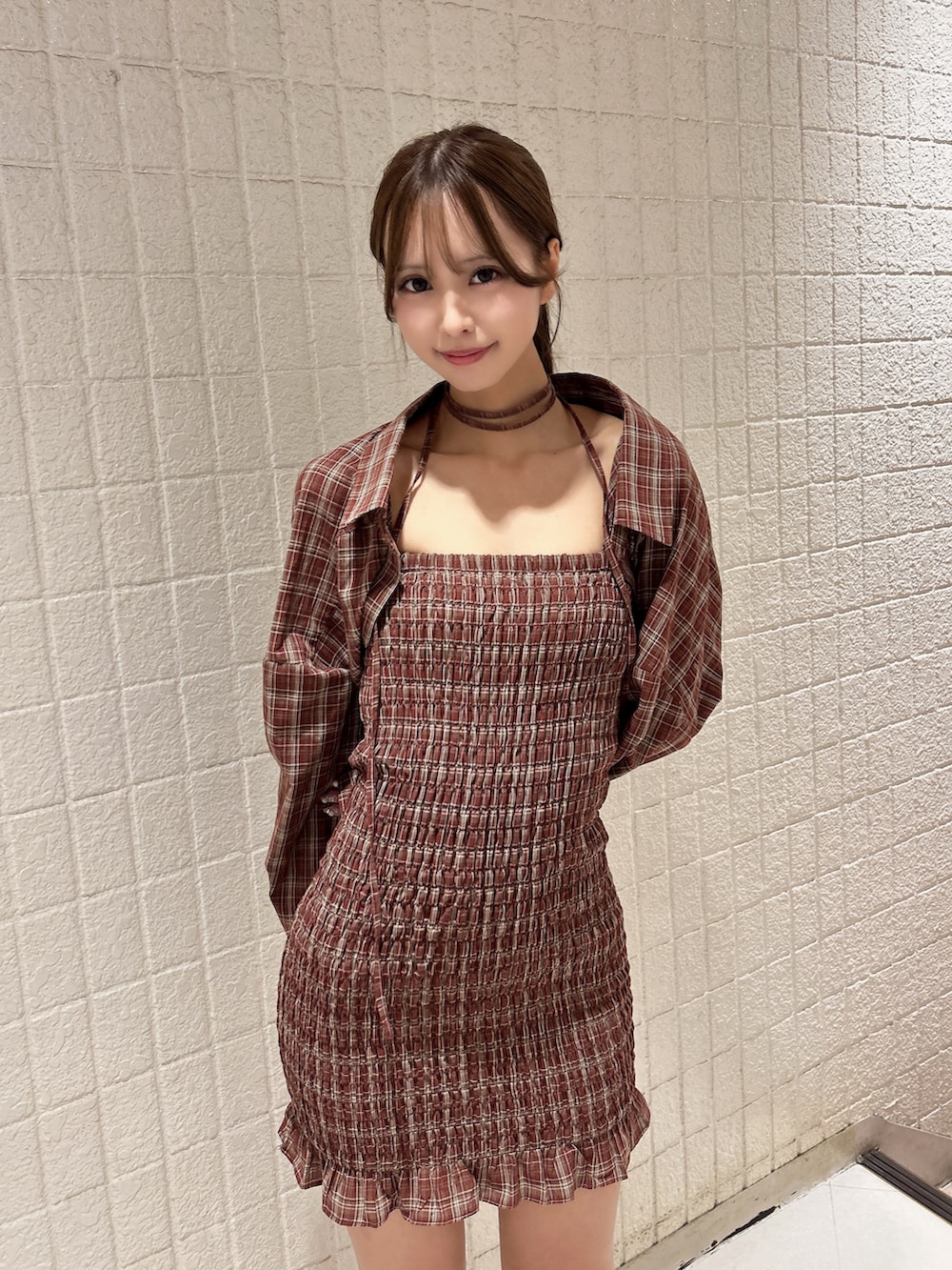 レッド系のワンピース、ブラック系のサンダルを着用したレディースの秋コーディネートの4枚目の写真