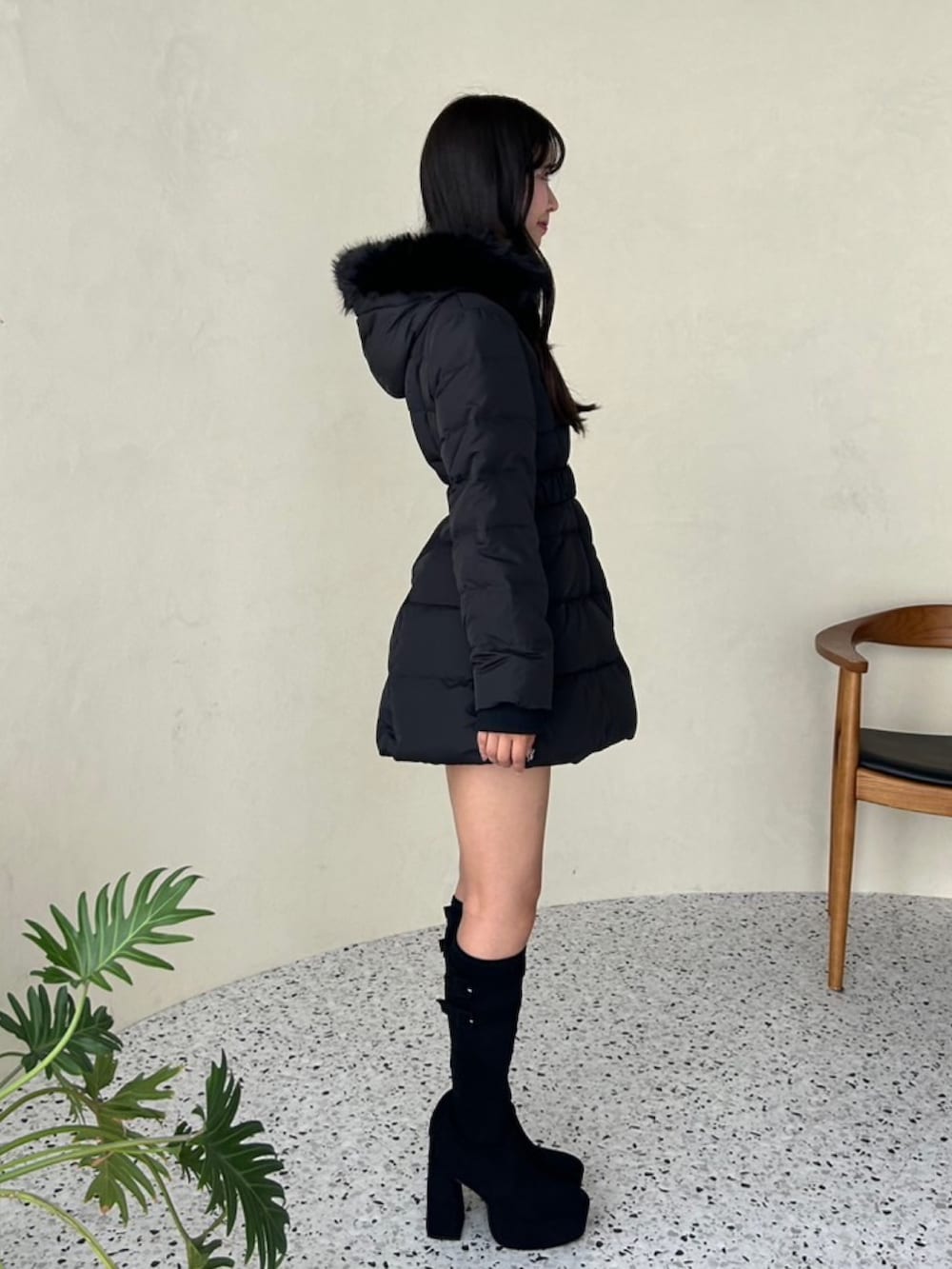 ブラック系のダウンジャケット/コート、ブラック系のブーツを着用したレディースの秋コーディネートの3枚目の写真