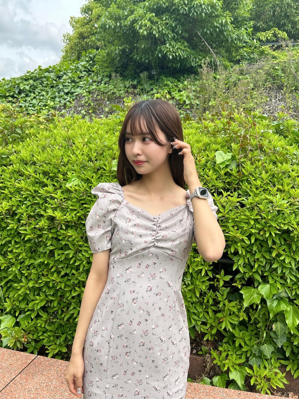 グレー系のワンピース、ブラック系のパンプスを着用したレディースの春コーディネートの4枚目の写真