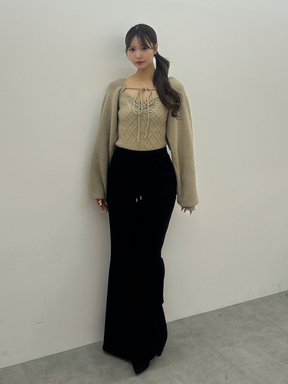 ブラック系のその他パンツ、ベージュ系のニット/セーター、ブラック系のブーツを着用したレディースの冬コーディネートの2枚目の写真