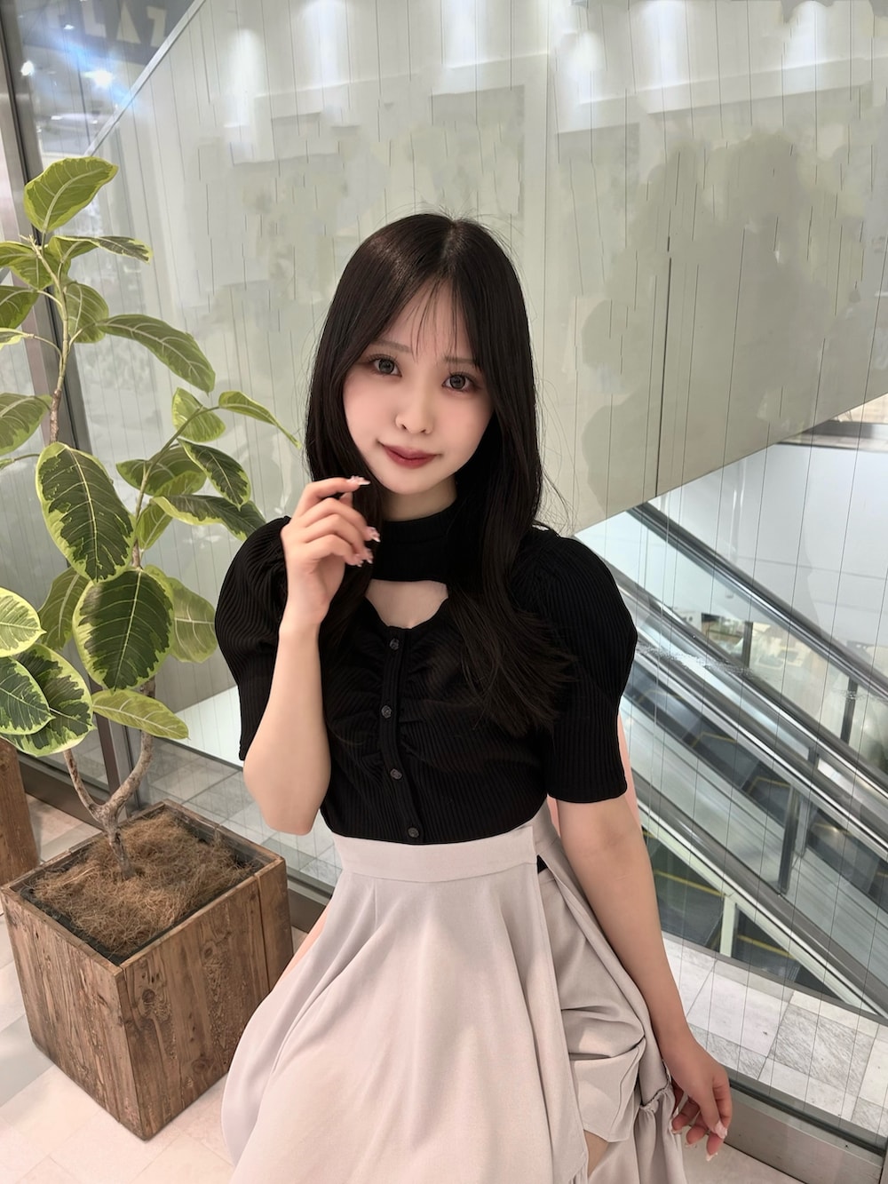 ブラック系のTシャツ/カットソー、グレー系のスカート、ブラック系のパンプスを着用したレディースの春コーディネートの5枚目の写真