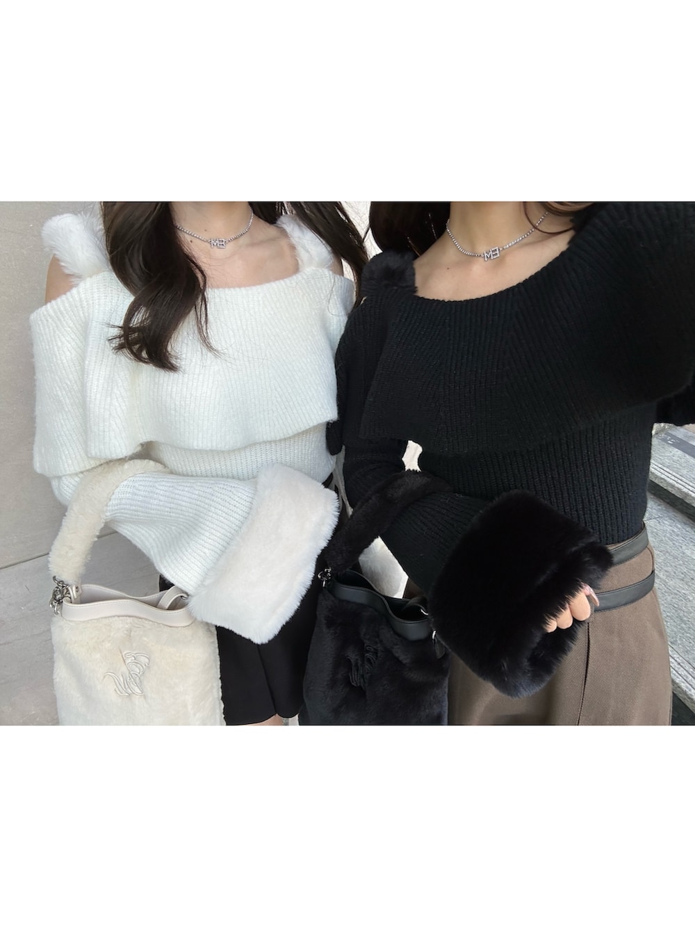 ブラック系のニット/セーター、ブラウン系のスカート、ブラック系のショルダーバッグを着用したレディースの秋コーディネートの4枚目の写真