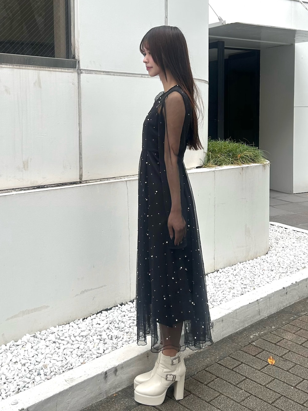 ブラック系のワンピース、ホワイト系のブーツを着用したレディースの秋コーディネートの3枚目の写真