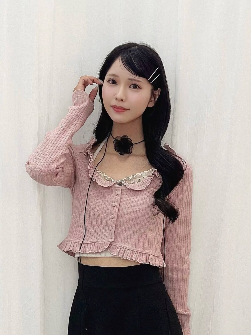 ピンク系のTシャツ/カットソー、ブラック系のスカート、ブラック系のパンプスを着用したレディースの冬コーディネートの5枚目の写真