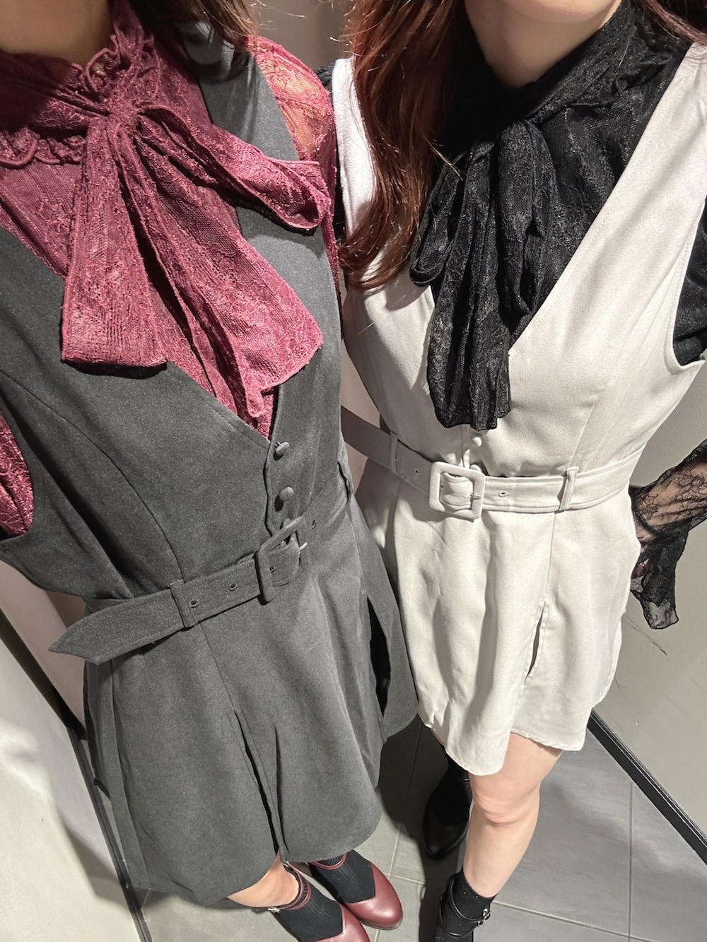 レッド系のシャツ/ブラウス、ブラック系のジャンパースカート、レッド系のパンプスを着用したレディースの夏コーディネートの2枚目の写真