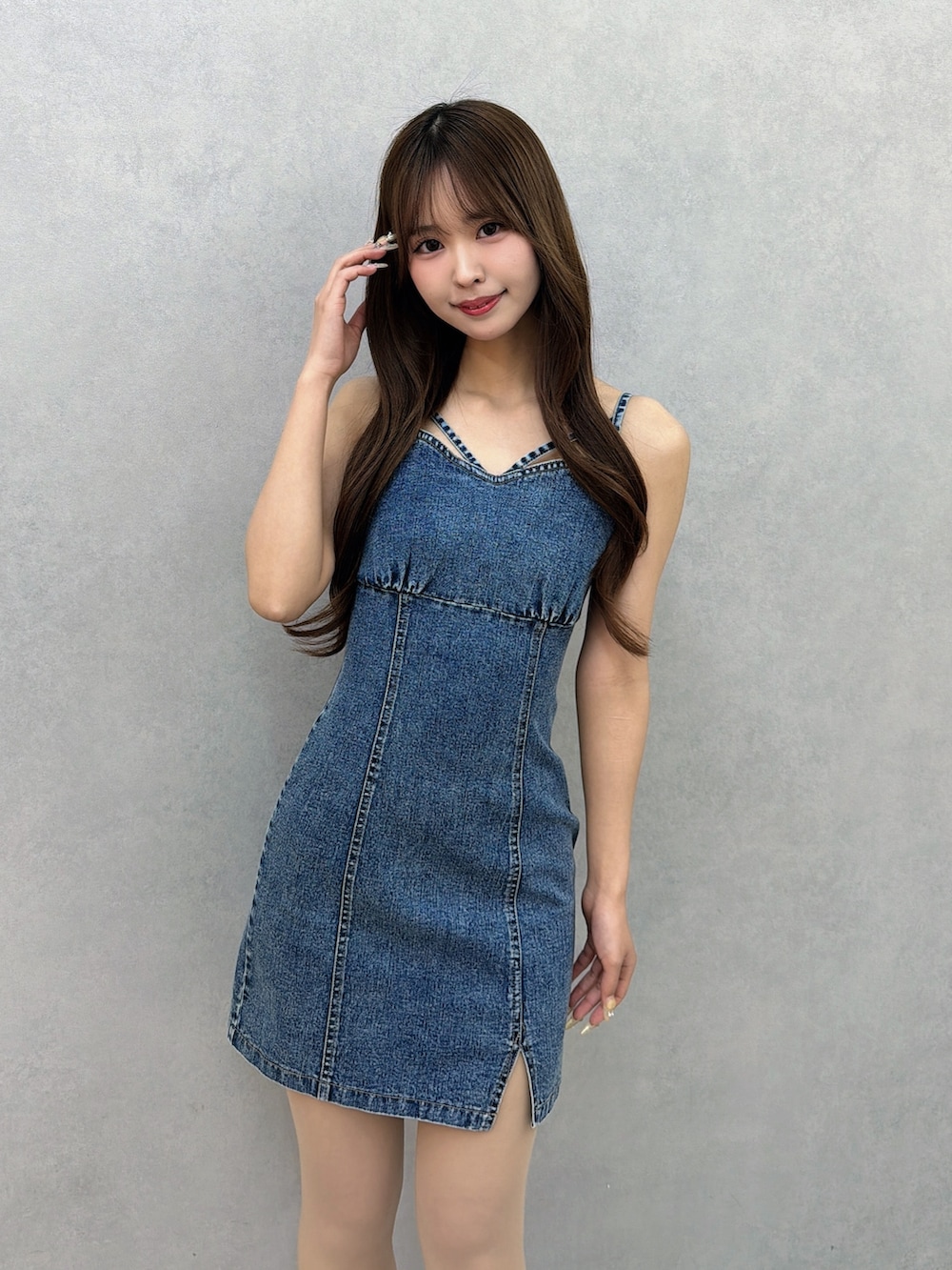 ブルー系のワンピース、ホワイト系のサンダルを着用したレディースの春コーディネートの7枚目の写真