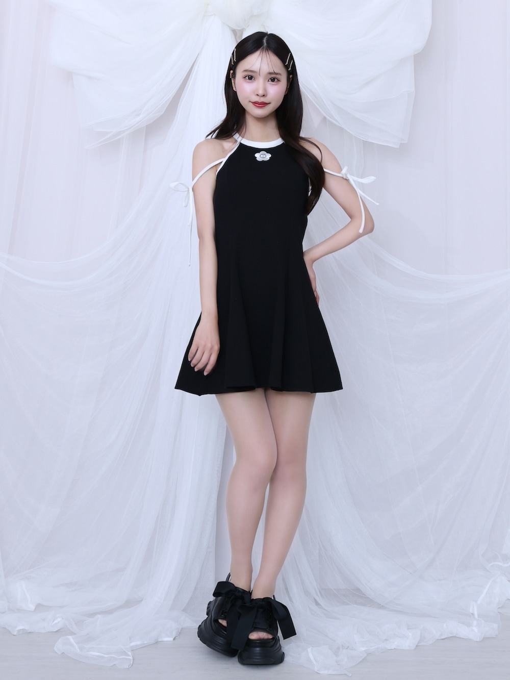 ブラック系のワンピース、ブラック系のサンダルを着用したレディースの春コーディネートの2枚目の写真