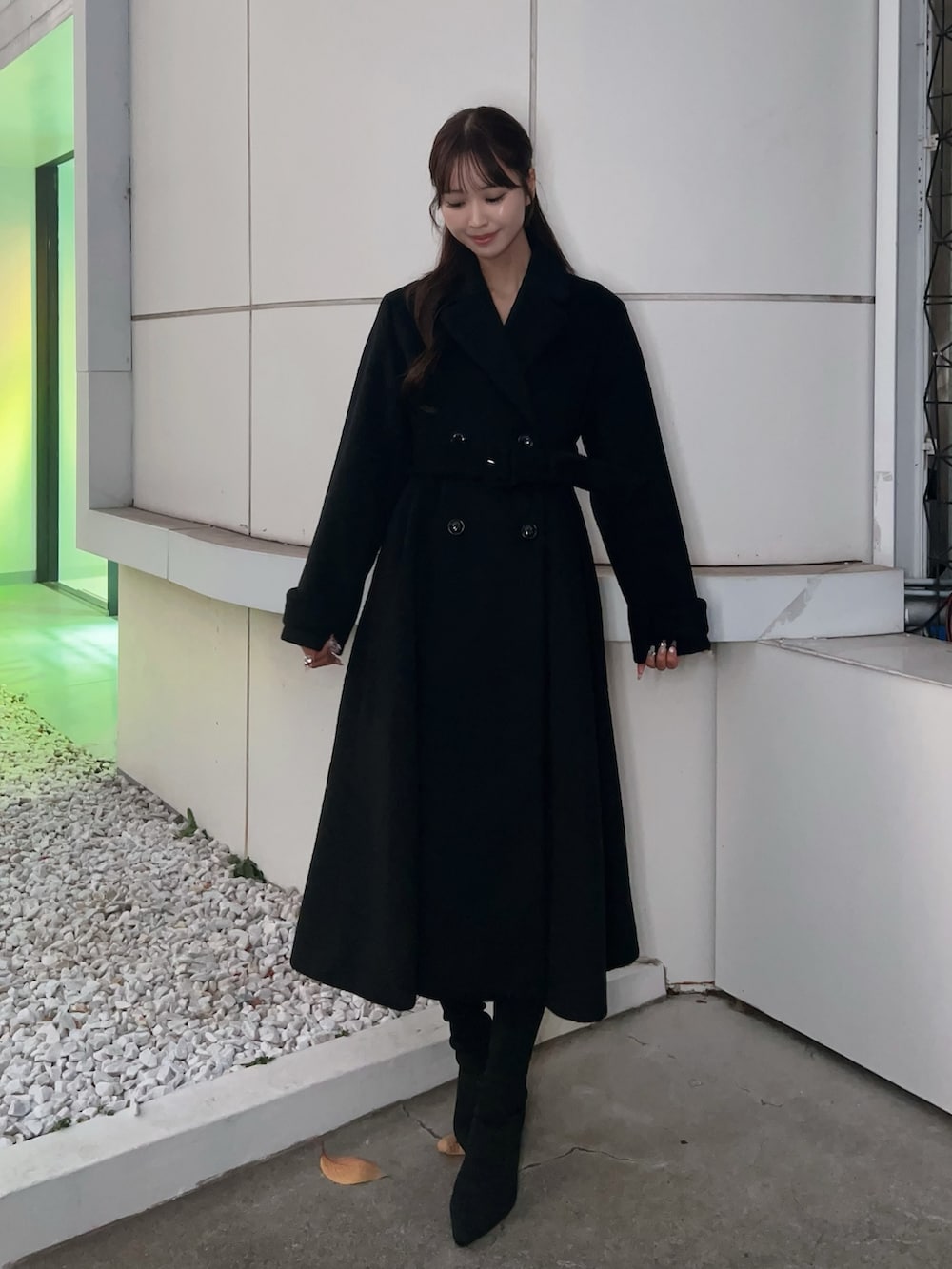 ブラック系のその他アウター、ブラック系のブーツを着用したレディースの冬コーディネートの3枚目の写真