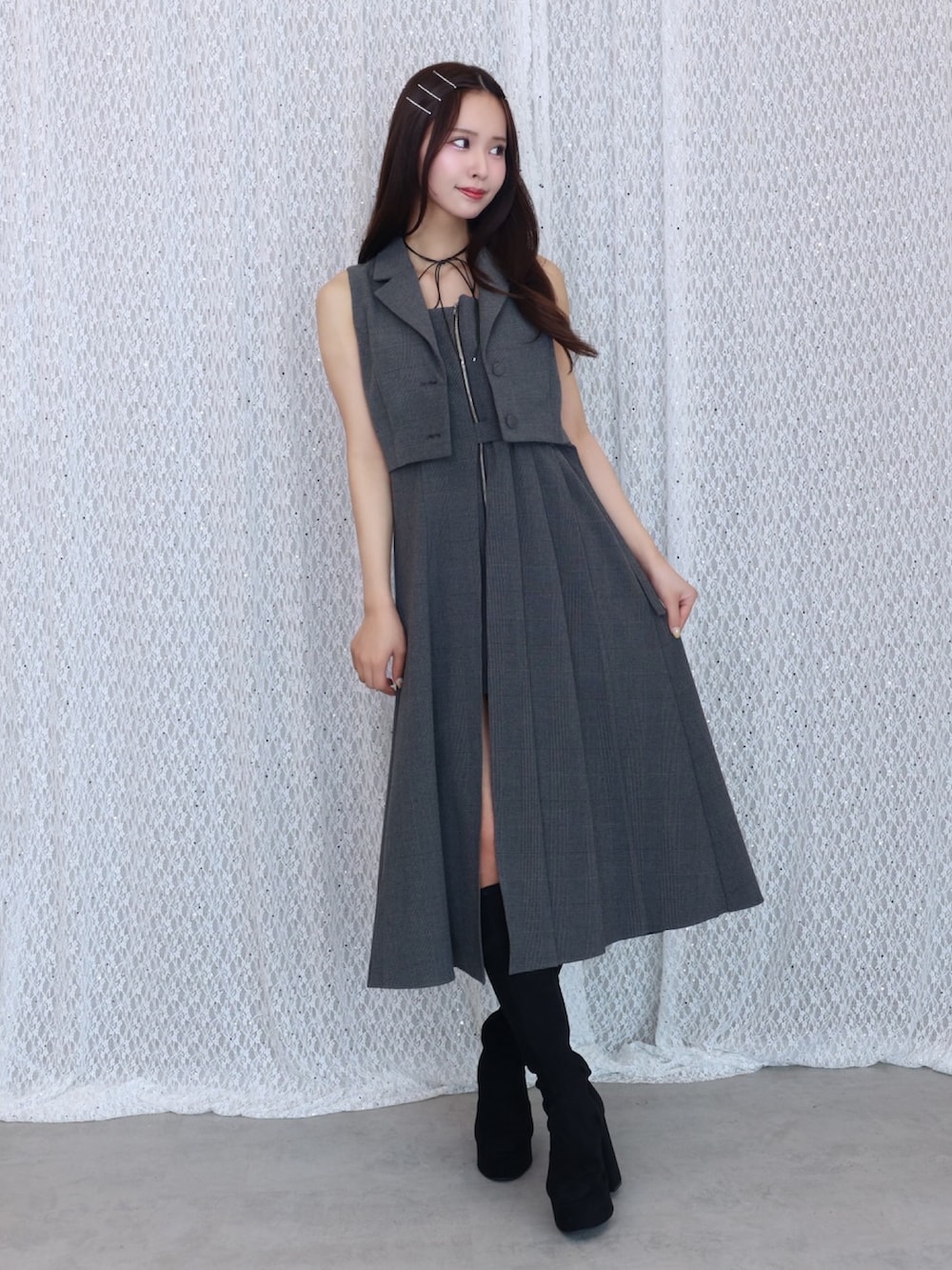 その他のテーラードジャケット、その他のワンピース、ブラック系のブーツを着用したレディースの夏コーディネートの3枚目の写真