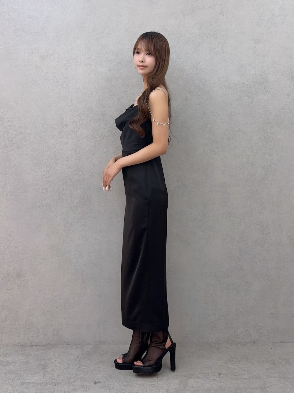 ブラック系のワンピース、ブラック系のサンダルを着用したレディースの夏コーディネートの3枚目の写真