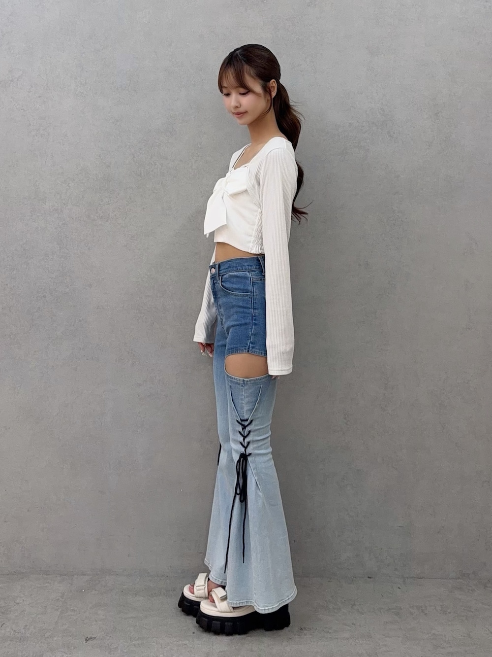 その他のデニムパンツ、ホワイト系のシャツ/ブラウス、ホワイト系のサンダルを着用したレディースの夏コーディネートの3枚目の写真