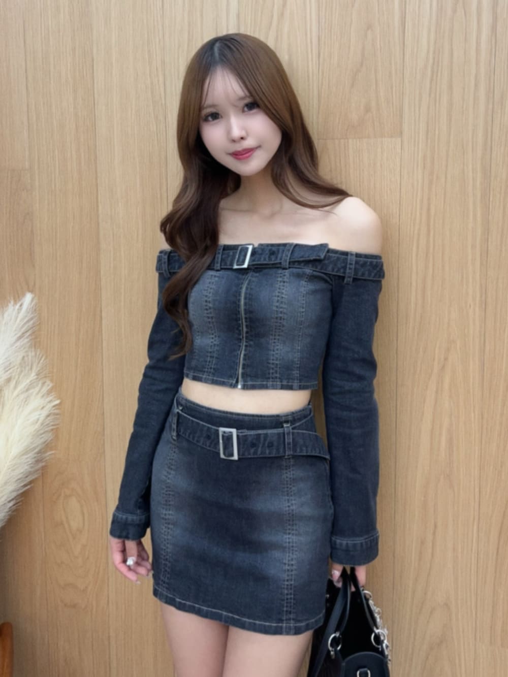 ブラック系のその他トップス、ブラック系のデニムスカート、ブラック系のハンドバッグを着用したレディースの秋コーディネートの6枚目の写真